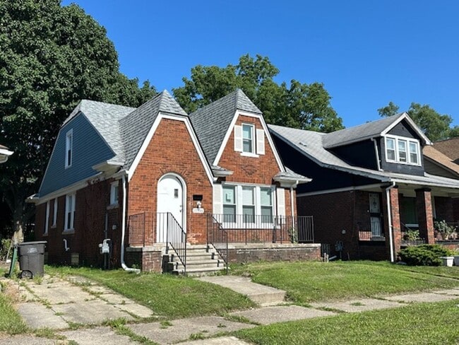 Building Photo - 4 Bedroom 2 Bath Brick Tudor For Lease Wel...