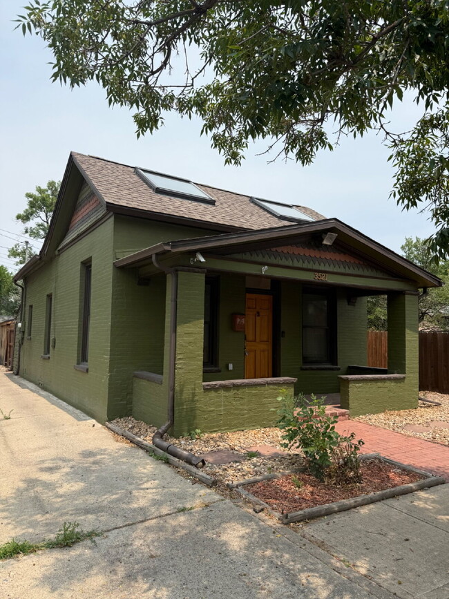 Building Photo - "Charming 2-Bed, 2-Bath Oasis in Denver’s Vibrant Locale – 1,313 Sq. Ft. of Cozy Elegance!"