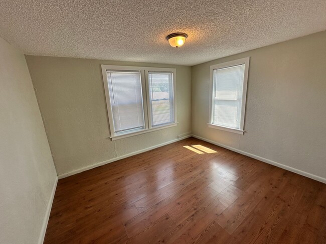 Building Photo - Newly Remodeled 4 Bed, 1 Bath Upstairs Uni...