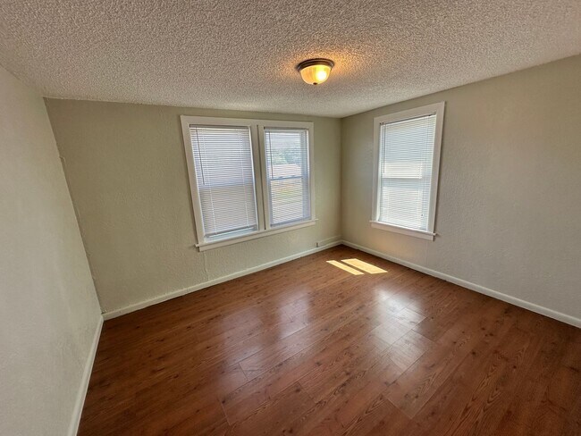 Building Photo - Newly Remodeled 4 Bed, 1 Bath Upstairs Unit in SW OKC! - Move in Deposit-Free! (If Qualified)