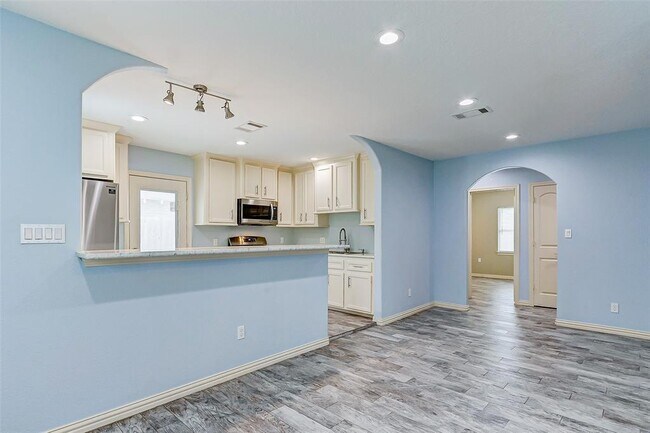 Building Photo - 8020 Bendell Dr