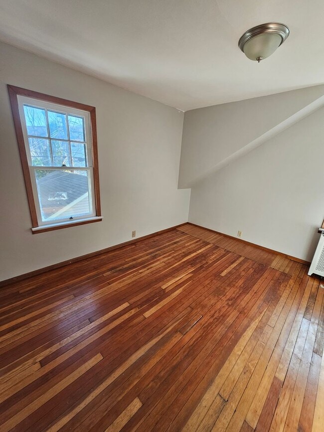 Building Photo - Cute 3 Bedroom Home For Rent on E 219th!