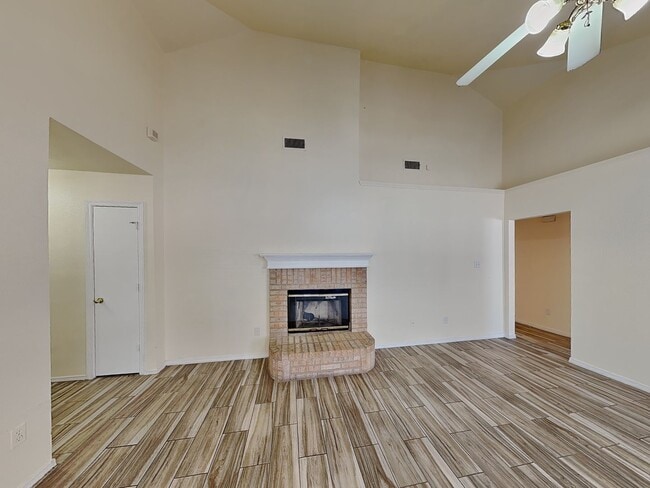 Building Photo - Move-In Ready Charm with Space to Love!