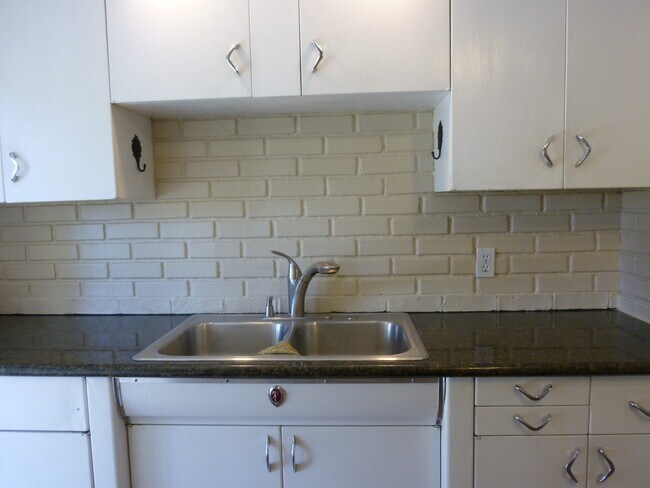 Building Photo - 1211 W Dalke Ave