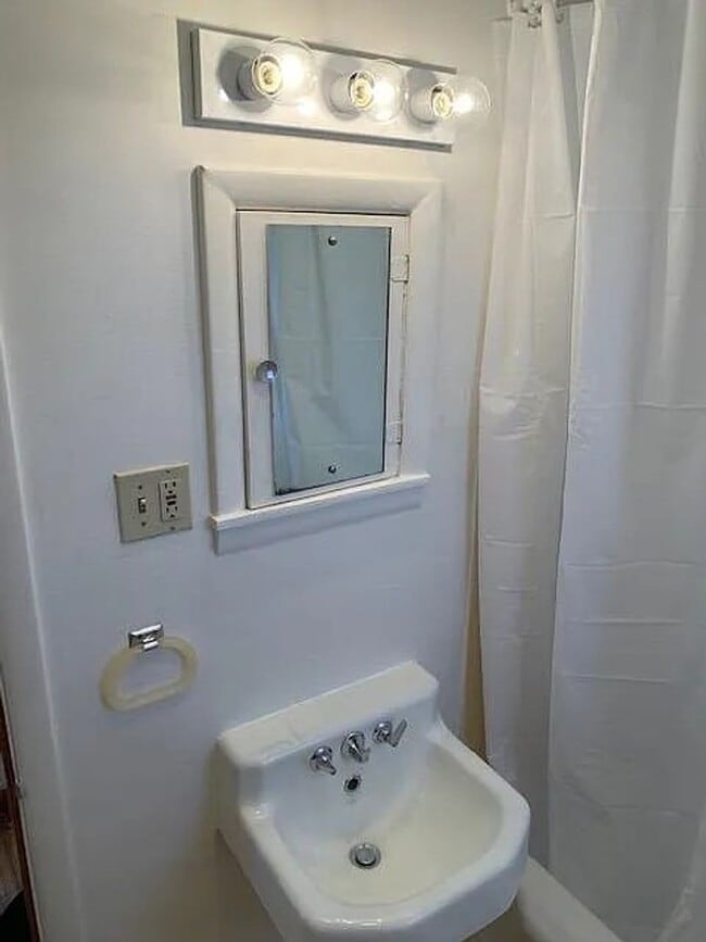 Building Photo - 1 Bedroom Apartment Available Now!
