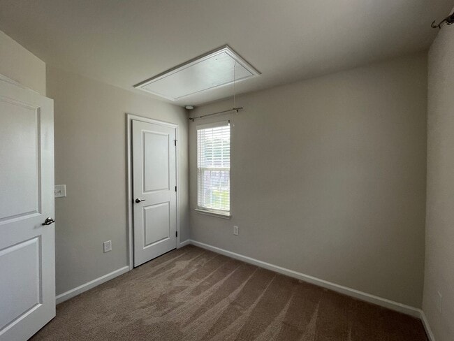 Building Photo - Amazing 3BD, 2.5BA End-Unit Townhome with 4th Bonus Room in the Heart of Durham