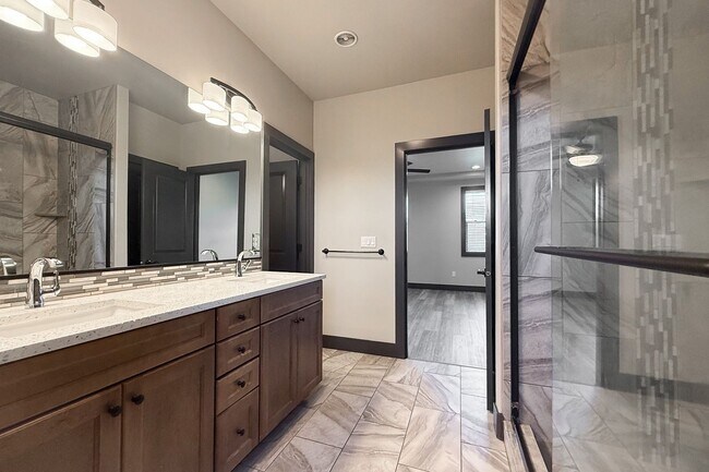 Building Photo - Beautiful 4-Bedroom House with Large Backy...