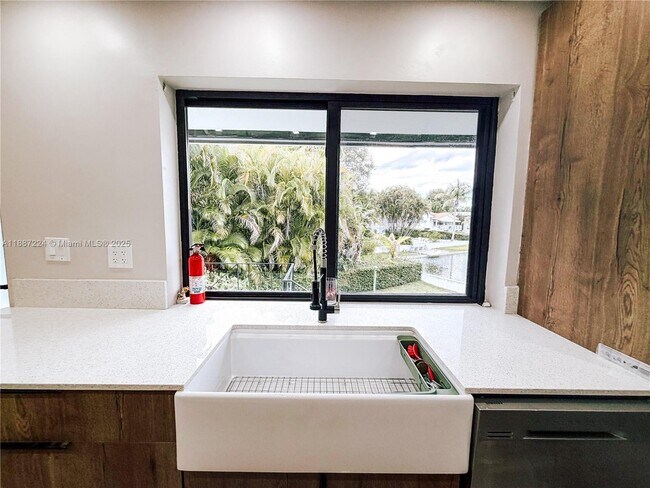 Building Photo - 425 NE 103rd St