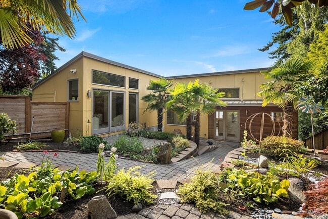 Building Photo - Three Tree Point beach front home - 3+ bedroom & 4.5 bathrooms ready for move in NOW!