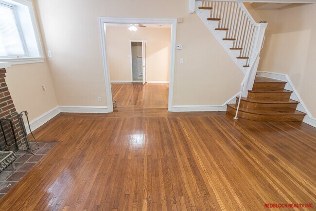 Building Photo - ???UPDATED, HUGE 4 BEDROOM AND 2 BATH HOME...