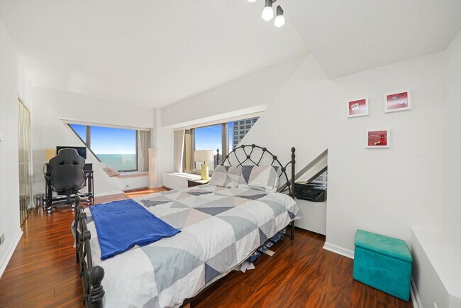 Building Photo - 175 E Delaware Pl