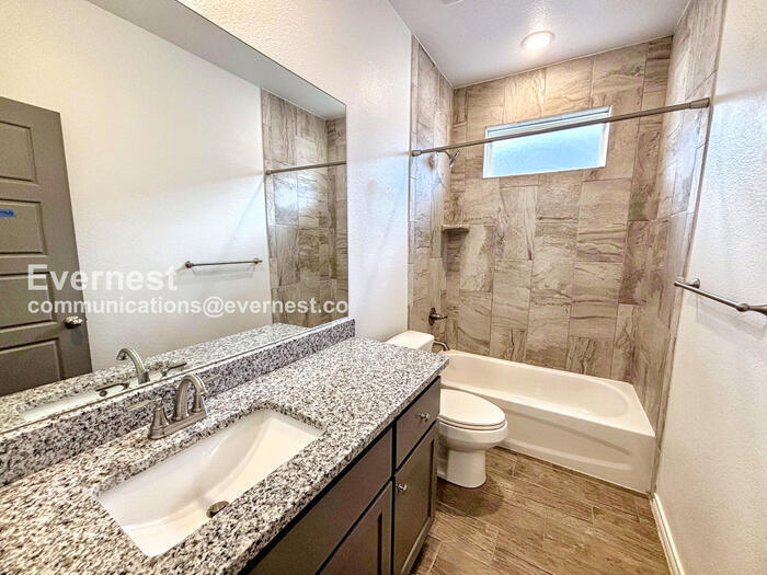 Building Photo - 2203 Hornbeam St