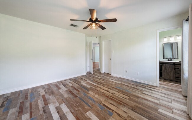 Building Photo - 111 Quail Hollow Dr
