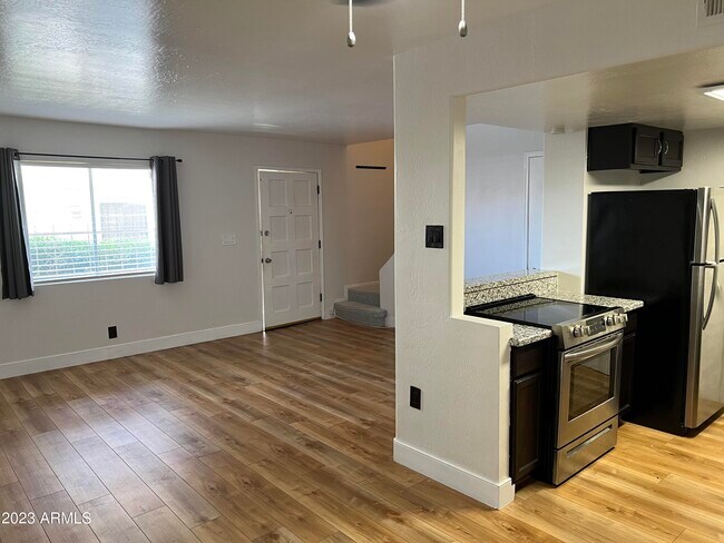 Primary Photo - 1219 E Townley Ave