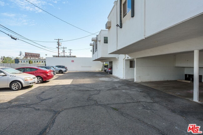 Building Photo - 1117 S Bronson Ave