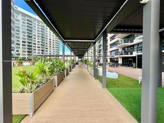 Building Photo - 5225 Collins Ave