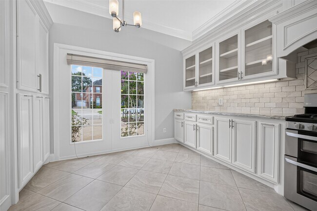 Building Photo - 10310 Chevy Chase Dr