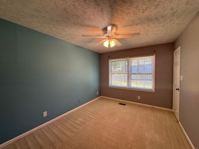 Building Photo - Charming 3 Bed 2.5 Bath Fayetteville Home