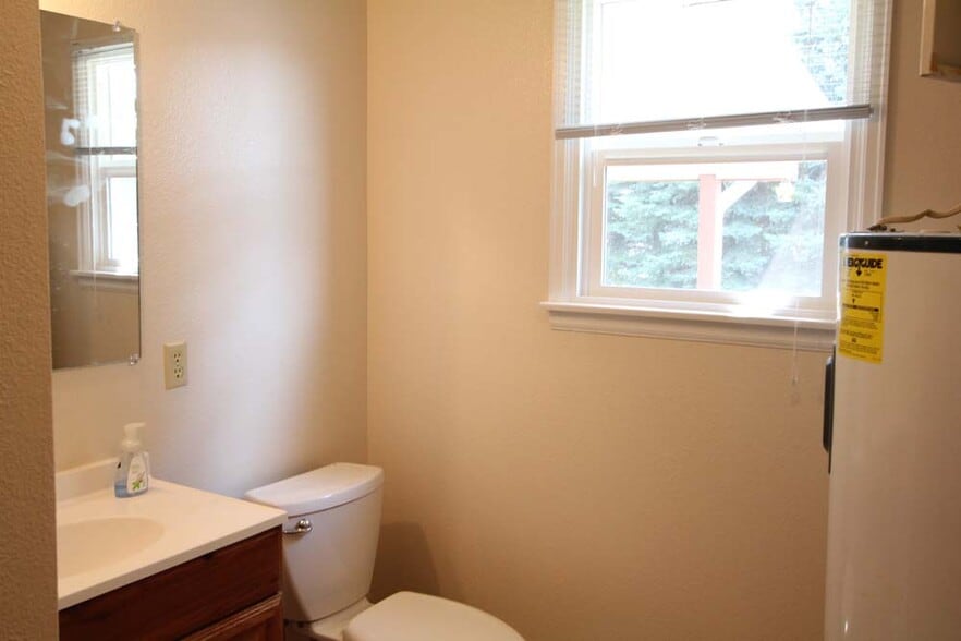 Half Bathroom - 234 Aristocrat Dr