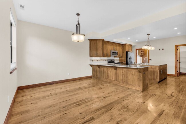 Building Photo - Stunning Mountain Retreat