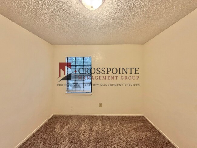 Building Photo - Available! 2 Bedroom 1 Bath Duplex in Longview!