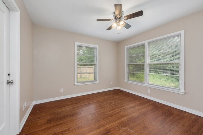 Building Photo - PRE-LEASING Spacious 2 Bed/1 Bath with Har...