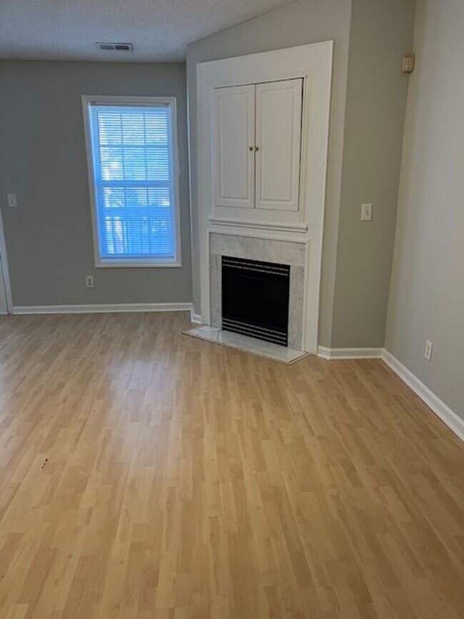 Building Photo - 901 Litchfield Way