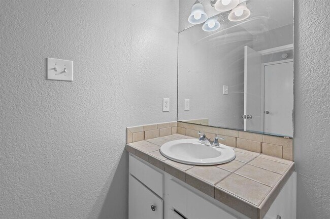 Building Photo - 2104 Cullen Ave