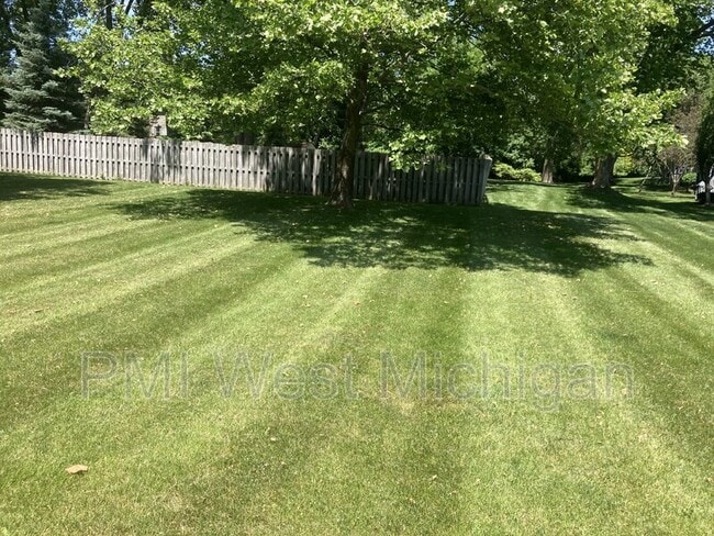 Building Photo - 2703 Woodmeadow Dr SE