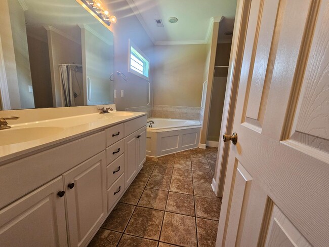 Building Photo - 160 Molinia Dr