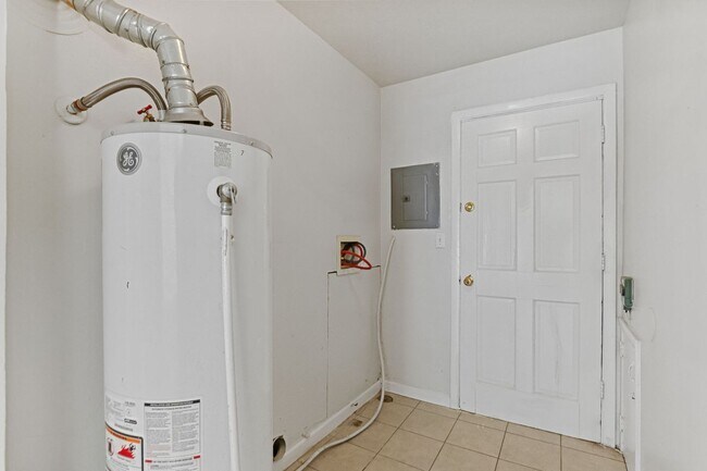 Building Photo - Newly Renovated 2 bed/1 bath home!!