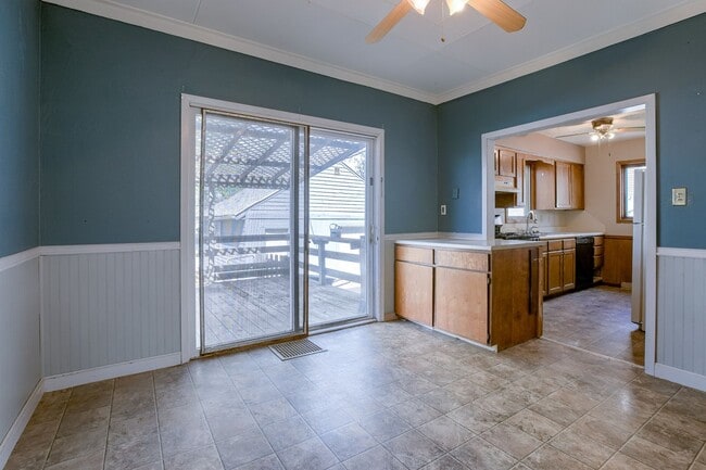 Building Photo - 3Bed 2Bath with 3 Stall Garage!