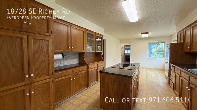 Building Photo - 18728 SE Richey Rd