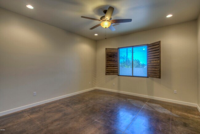 Building Photo - 2617 E Captain Dreyfus Ave