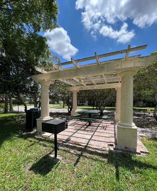 Building Photo - 1100 Crestwood Ct S