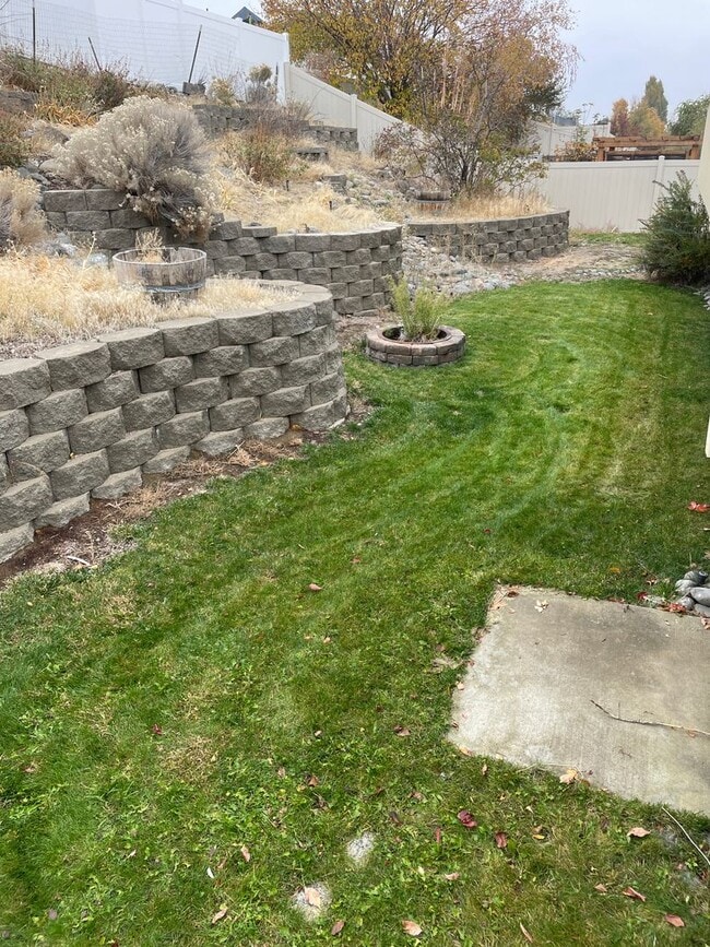 Building Photo - Large 4 Bedroom Home