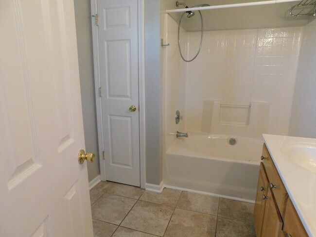 Building Photo - great 3 bed 2.5 bath master down