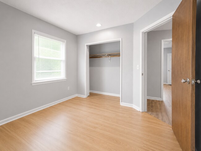 Building Photo - 1400-1528 LaChateau Drive