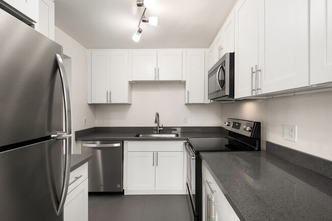 Building Photo - 1 Month Free! Greenlake 2 Bedroom - Top Floor, Washer/Dryer, Private Balcony, Parking Available