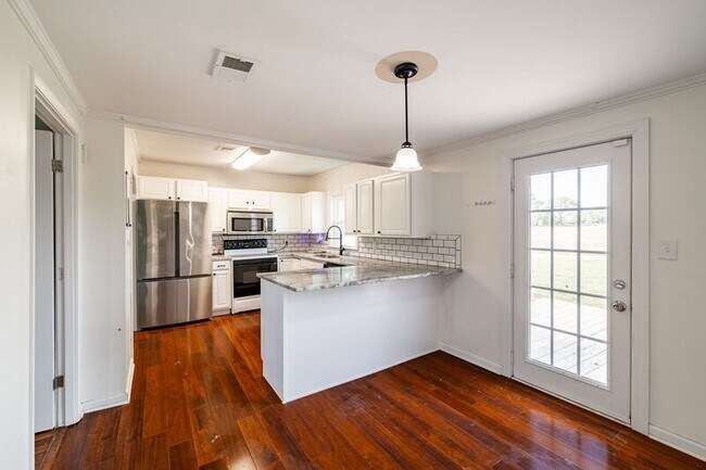Building Photo - 386 Sandy Creek Rd