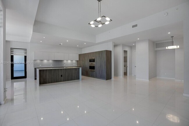 Building Photo - 275 Giralda Ave