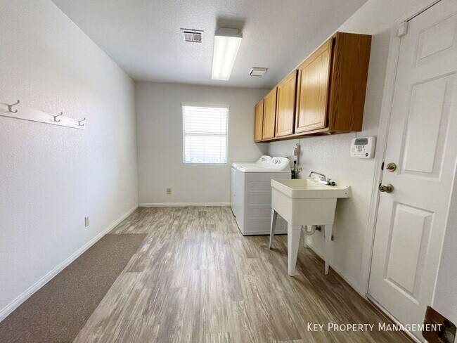 Building Photo - 420 Crater Ct