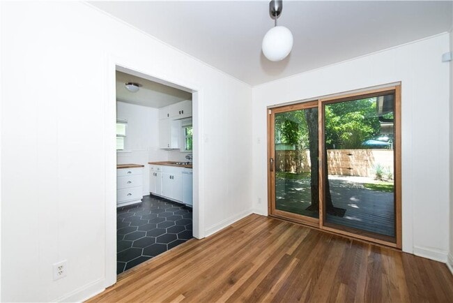 Building Photo - 906 E 53rd St