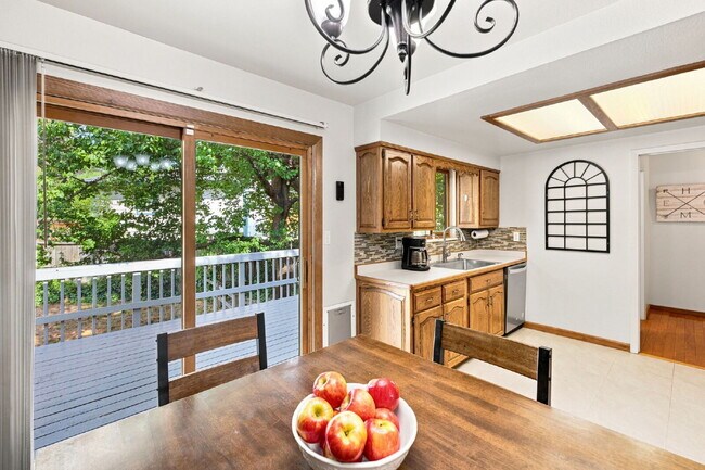 Building Photo - Beautiful 4BED/2BA Tri-Level Home in Widefield Country Club Heights