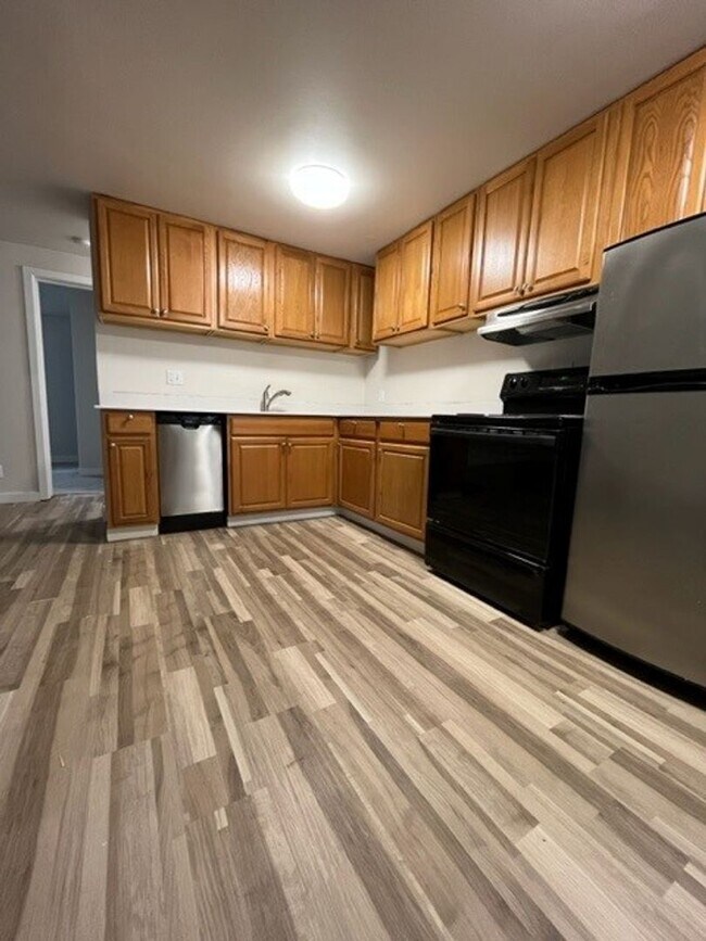 Building Photo - Twin Court - Ballard - Renovated Unit