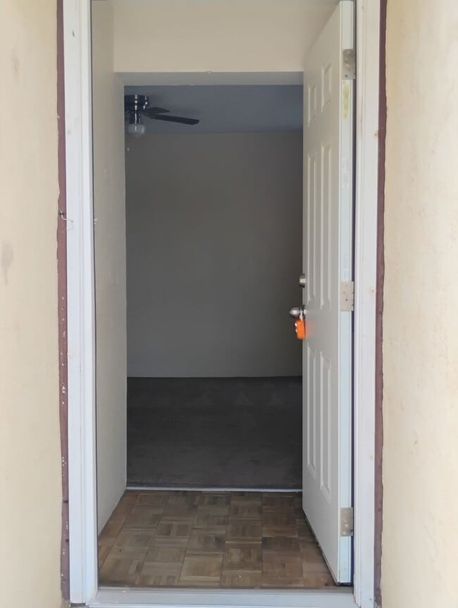 Building Photo - Cozy 1 Bedroom Apartment!