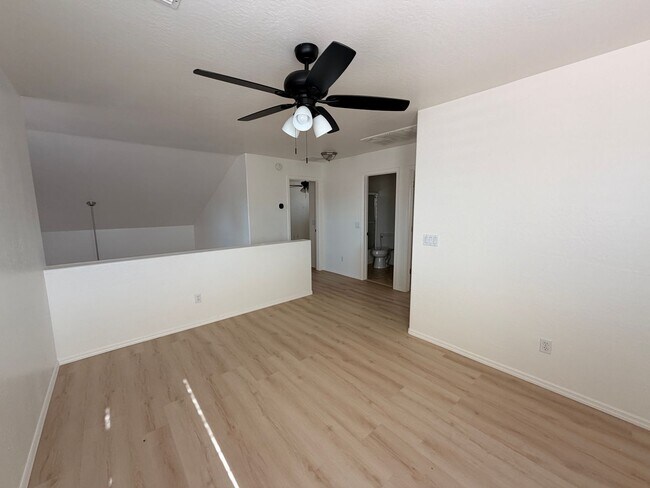 Building Photo - 1338 E 10th Pl