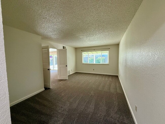 Building Photo - Single story home in established neighborhood!