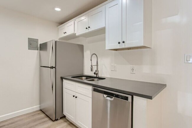 Building Photo - Updated 1BR in Prime DTC Location