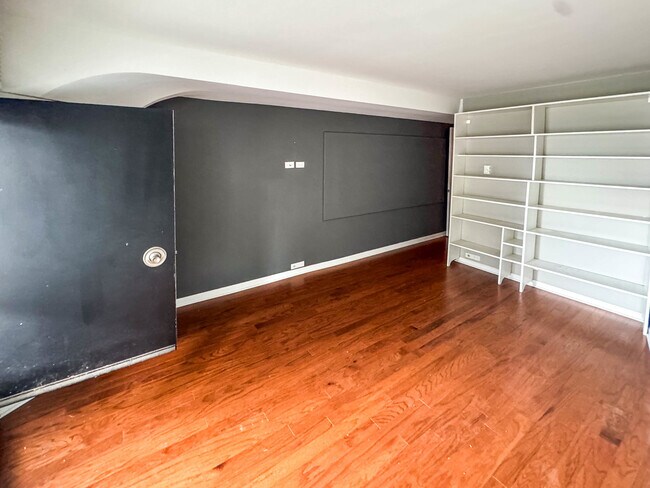 Building Photo - 300 N State St